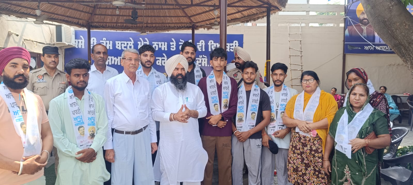 पाहलेवाल गांव के युवा बड़ी संख्या में आम आदमी पार्टी में शामिल हुए
